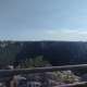 Dopo pochi metri incontriamo un belvedere protetto da una staccionata in legno che permette di godere di una vista panoramica della gravina